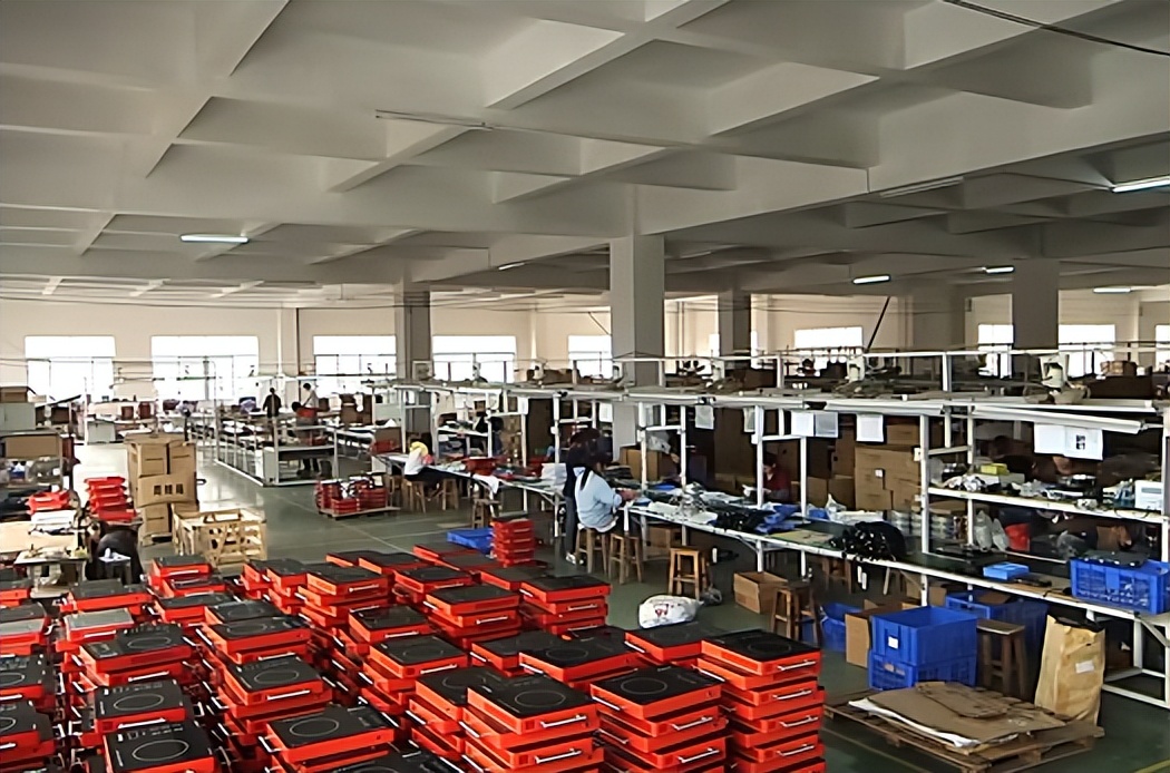 中国工厂 工人被压2月工资，一月跑路16人！老板暴怒 不想干就滚